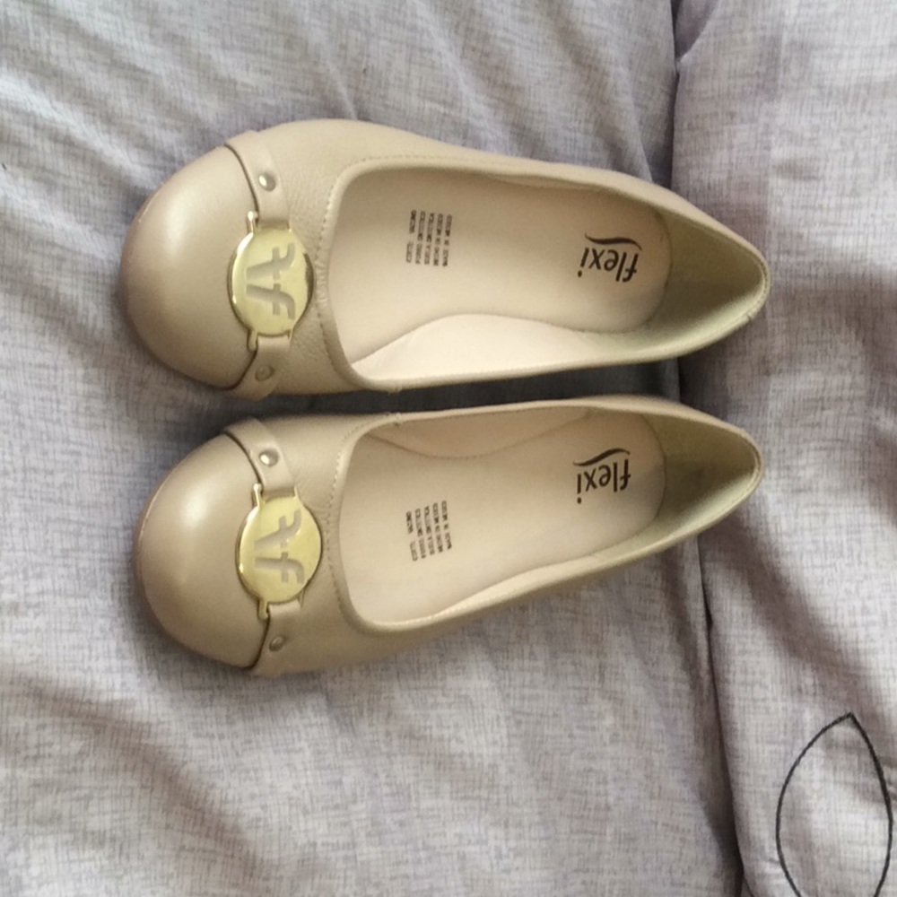 Flexi leather flats size:8.5